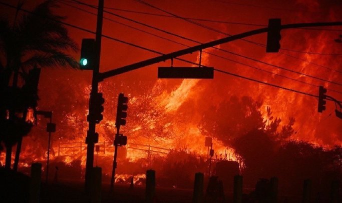 California fire: 10 killed in forest fire in Los Angeles, 28 thousand acres of area destroyed, 10 thousand buildings also burnt