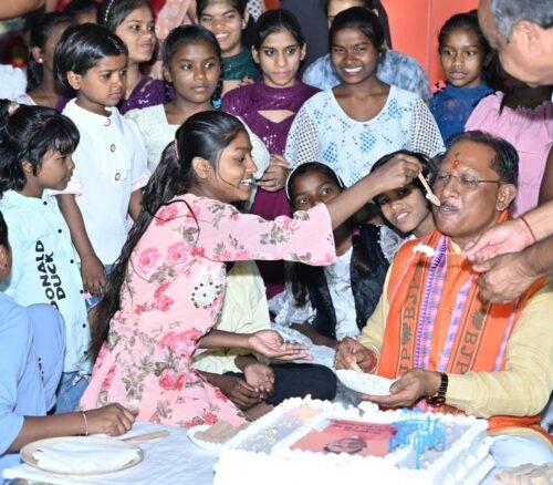 Raipur: CM Sai celebrated his birthday in 'Balika Grih', shared happy moments with small smiles