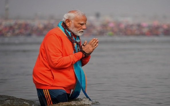 Mahakumbh 2025: Prime Minister Modi took a dip in the Sangam, offered Arghya to the Sun and offered saree to Mother Ganga