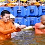 Mahakumbh 2025: Bhutan King Tuka Dip in Sangam with Kam Yogi, performed Aarti at Triveni Sangam