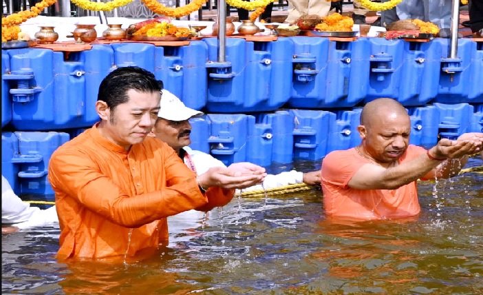 Mahakumbh 2025: Bhutan King Tuka Dip in Sangam with Kam Yogi, performed Aarti at Triveni Sangam