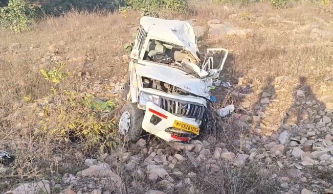 MP News: Bolero loaded with devotees going to Mahakumbh fell into a ditch in Sidhi, 4 dead, 4 serious