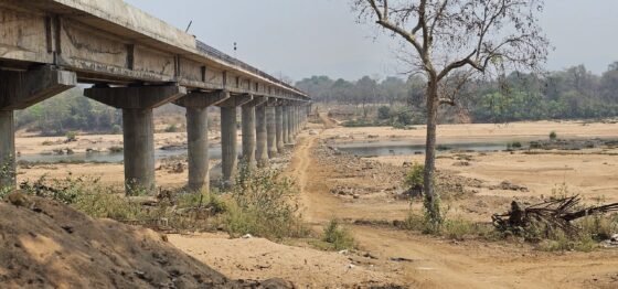 Chhattisgarh: 80 percent of the bridge being built near Phundri on Indravati in Abujhmad is complete, CRPF jawans are providing security