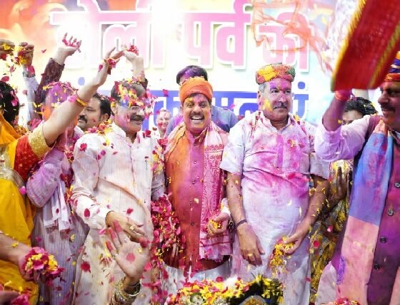 Holi 2025: Holi was played with traditional songs, music, dance and colors at the Chief Minister's residence, the Chief Minister sang Holi songs