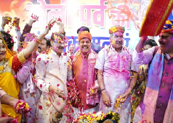 Holi 2025: Holi was played with traditional songs, music, dance and colors at the Chief Minister's residence, the Chief Minister sang Holi songs