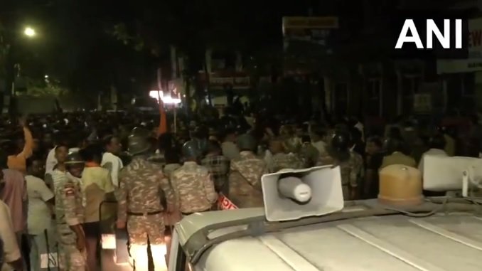 Nagpur: Chaos in Nagpur over Aurangzeb's tomb dispute, stone pelting on policemen, arson, several vehicles set on fire