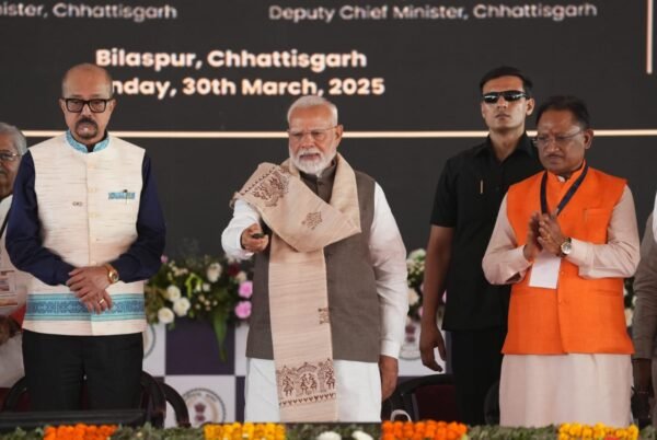 Chhattisgarh: PM Modi gave the gift of development projects worth Rs 33,700 crore, flagged off Abhanpur-Raipur MEMU train