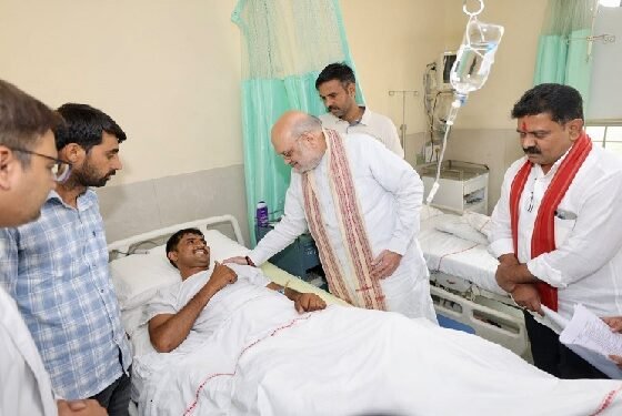 New Delhi: Union Home Minister Amit Shah met the injured soldiers at AIIMS, Shah said- the country has faith and pride in its brave soldiers