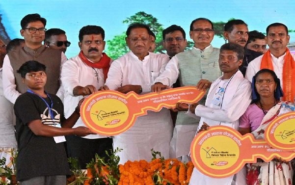 Chhattisgarh: Union Minister Shivraj handed over the approval letter of 3 lakh 700 PM houses to CM Sai, announced to increase the labor budget of Chhattisgarh in MNREGA
