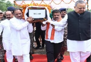 Chhattisgarh: Chief Minister paid tribute to martyr ASP Akash Rao, gave final farewell to the mortal remains by shouldering them