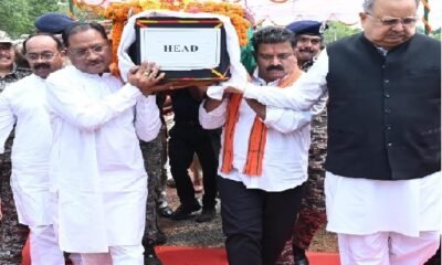 Chhattisgarh: Chief Minister paid tribute to martyr ASP Akash Rao, gave final farewell to the mortal remains by shouldering them