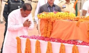 Chhattisgarh: Chief Minister paid tribute to martyr ASP Akash Rao, gave final farewell to the mortal remains by shouldering them