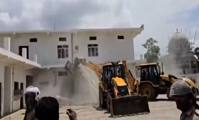 UP News: Bulldozer ran on the mansion of Jamaluddin alias Changur Baba, accused of conversion, the construction was on government land
