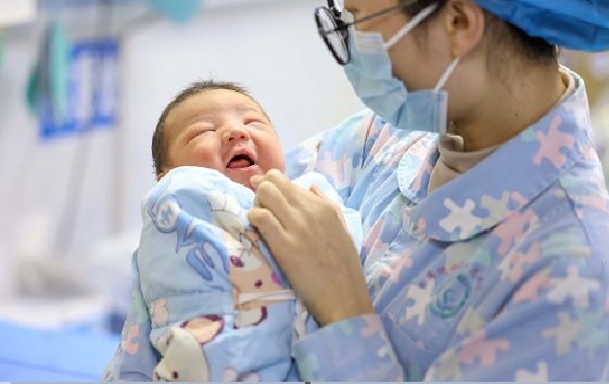 China: China is worried due to the falling birth rate, now you will get an annual subsidy of $ 500 for having a child