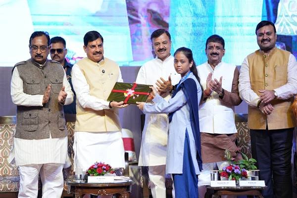 MP News: Chief Minister released laptop amount to 94,234 students, Rs 25,000 each transferred through a single click
