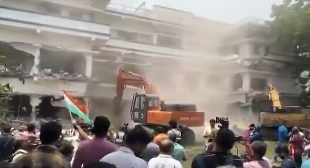 Bhopal: Bulldozer action on three-storey house of Yasin and Shahwar Machli, accused in drug smuggling and rape case