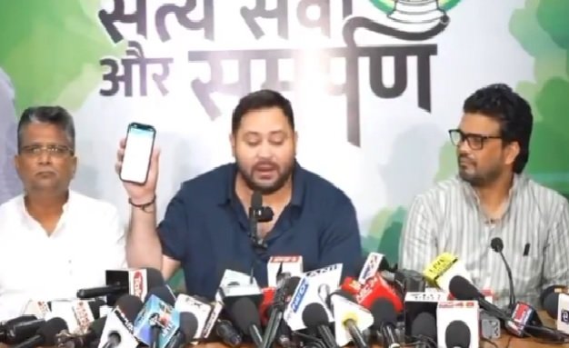 Bihar: Election Commission asked Tejashwi- Where did you get two EPIC numbers from?, sent notice and asked for answer