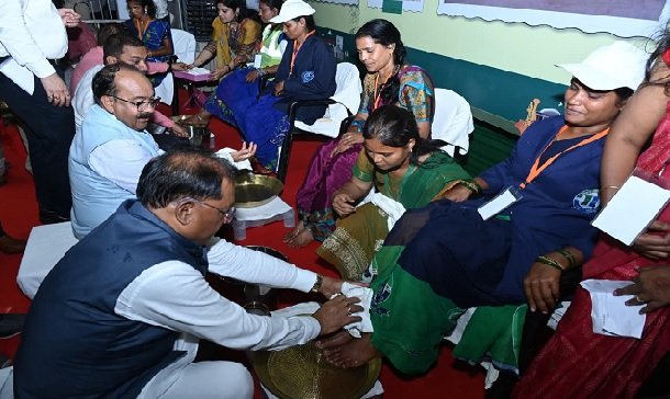 Bilaspur: CM and Deputy CM honored the Swachhta Didi by washing their feet, inaugurated and performed Bhoomi Pujan of development works worth more than Rs 260 crore