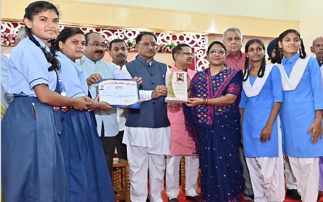 Chhattisgarh: Chief Minister attended the Shaheed Vinod Singh Kaushik meritorious student felicitation ceremony, boosted the morale of the meritorious students