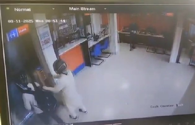 MP News: 14 kg gold and lakhs of rupees looted from a private bank in Jabalpur, three miscreants looted the bank as soon as it opened