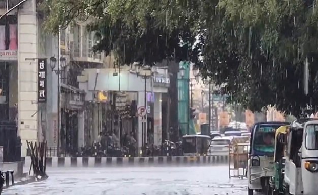 UP Weather: Heavy rain in many districts including the capital Lucknow, holiday declared in schools from class 1 to 12