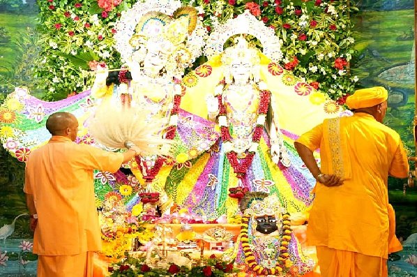 UP News: CM Yogi announced a new action plan of 30 thousand crores for the Braj region, performed puja at the birthplace temple