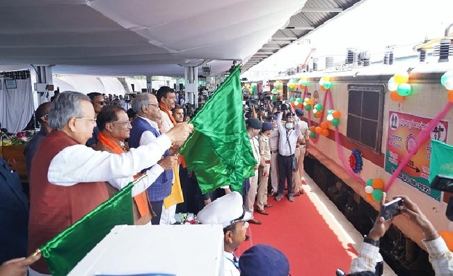 Chhattisgarh: Raipur-Jabalpur new express train inaugurated with great pomp, Chief Minister and Assembly Speaker flagged off