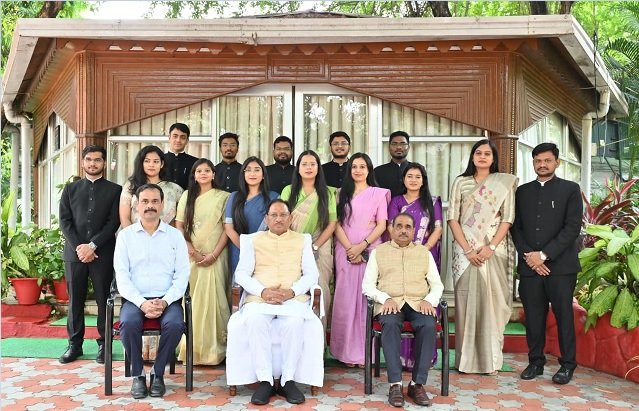 Chhattisgarh: Trainee officers of RPSC paid a courtesy call on the Chief Minister, who said that apart from the administration, they should also worry about the society as enlightened citizens
