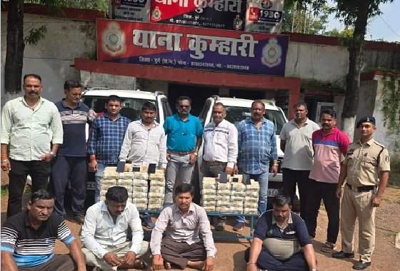 Durg: Police recovered crores of rupees in cash from two vehicles, had to call for counting machine