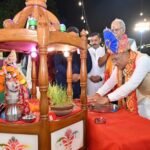Chhattisgarh: राजधानी रायपुर के विभिन्न गरबा महोत्सव में हुए शामिल हुए मुख्यमंत्री, मातारानी का दर्शन कर लिया आशीर्वाद Chhattisgarh: Chief Minister participated in various Garba festivals in the capital Raipur, took blessings after seeing Mata Rani