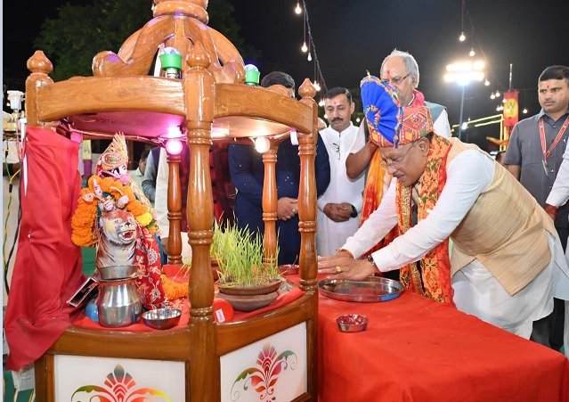 Chhattisgarh: Chief Minister participated in various Garba festivals in the capital Raipur, took blessings after seeing Mata Rani