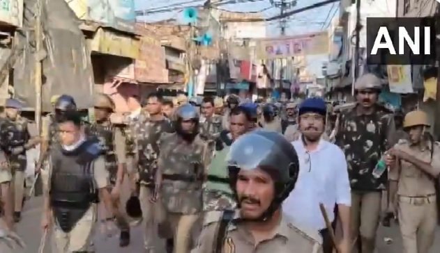 UP News: After Namaz in Bareilly, mob created ruckus, stone pelting and vandalism, police resorted to lathi charge