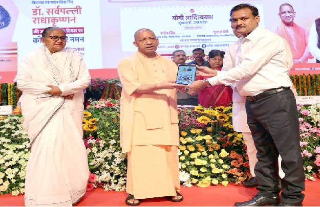 UP News: CM Yogi's big announcement on Teachers' Day, teachers will get cashless treatment, educators, instructors' honorarium will increase