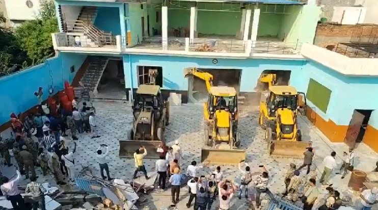 UP News: Bulldozer runs on the marriage hall of Dr. Nafees, accused in the Bareilly riots, house of the person who gave shelter to Tauqeer Raza sealed