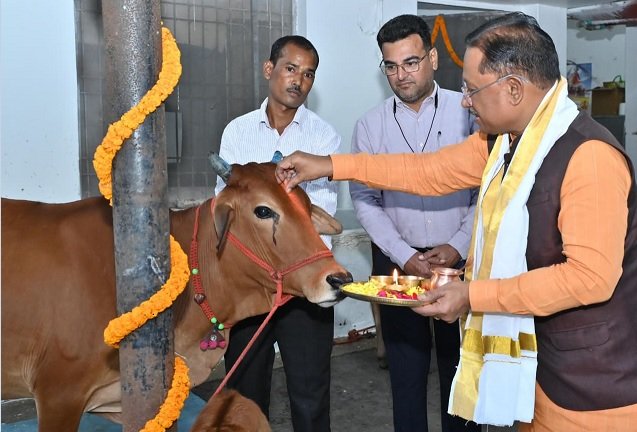 Chhattisgarh: On the occasion of Govardhan Puja, the Chief Minister worshipped cows and wished for the happiness and prosperity of the people of the state