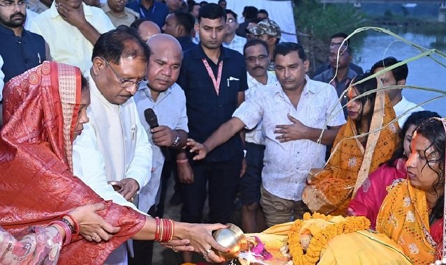 Jashpur: Chief Minister Sai offered prayers to the Sun at Duldula Chhath Ghat in Jashpur and announced the beautification of the ghat