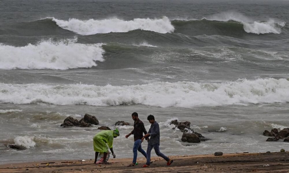 UP News: Due to Cyclone Montha, heavy rain warning has been issued in 17 districts, alert for the next two days