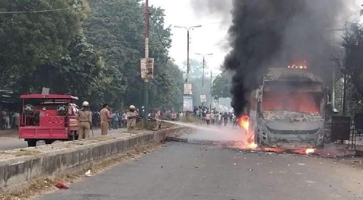 UP News: Sleeper bus catches fire, major accident averted, some passengers suffer minor burns