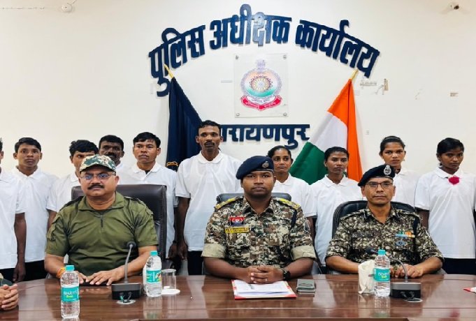 Chhattisgarh: 16 Maoist cadres surrender in Narayanpur and return to the mainstream, a total reward of ₹48 lakh has been announced