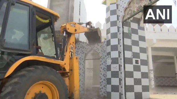 Sambhal: Administration's bulldozer action against illegal construction, action taken on madrasa, mosque and marriage hall