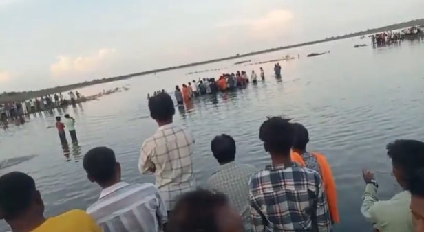 MP News: Tractor trolley overturns in pond in Khandwa, 11 dead including 8 girls, 3 in critical condition