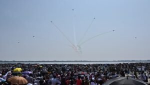 Chhattisgarh: Air Force planes performed acrobatics in the skies of Naya Raipur, people were mesmerized by the thrilling air show