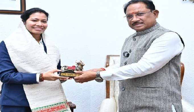 Chhattisgarh: Akansha Satyavanshi, physiotherapist of the World Cup winning Indian women's cricket team, met the Chief Minister