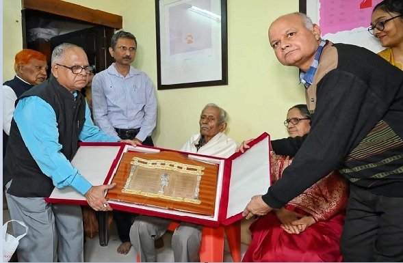 Chhattisgarh: Chief Minister Sai congratulated eminent Chhattisgarh litterateur Vinod Kumar Shukla on being awarded the Jnanpith Award