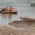 Crocodile Attack: चंबल सफारी घूमने आए पर्यटन पर तीन मगरमच्छों ने किया हमला, पर्यटक लापता Crocodile Attack: Tourists visiting Chambal Safari were attacked by three crocodiles, dragged into the water
