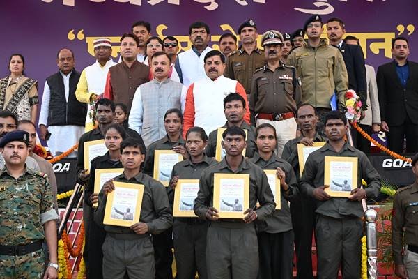 MP News: 10 rewarded Naxalites surrendered before Chief Minister Mohan Yadav in Balaghat, the CM said – the government will take care of the rehabilitation of the surrendered Naxalites