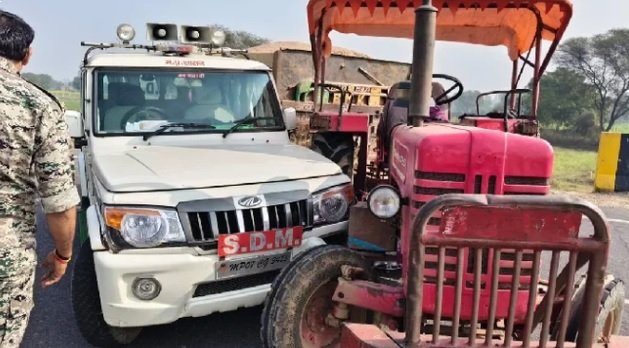 MP News: Sand mafia hits SDM's car in Bhind, police seizes two trolleys
