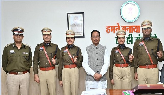 Chhattisgarh: Trainee IPS officers paid a courtesy call on Chief Minister Vishnudev Sai