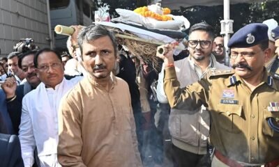 Chhattisgarh: Chief Minister Sai paid heartfelt tribute to writer Vinod Kumar Shukla, and gave him a final farewell by carrying his mortal remains on his shoulder