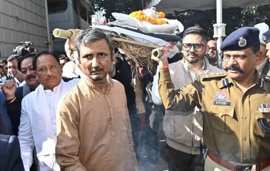Chhattisgarh: Chief Minister Sai paid heartfelt tribute to writer Vinod Kumar Shukla, and gave him a final farewell by carrying his mortal remains on his shoulder
